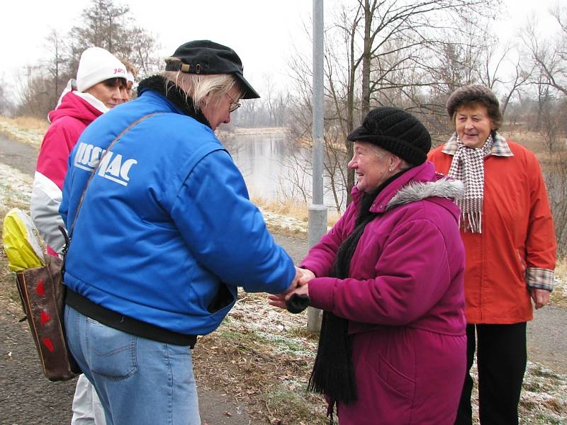 Turisté ze Žatce opět vyrazili na tradiční novoroční pochod podél řeky Ohře