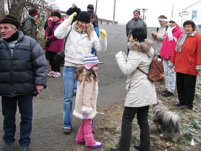 Turisté ze Žatce opět vyrazili na tradiční novoroční pochod podél řeky Ohře