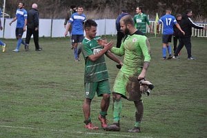 V utkání zcela rozdílných poločasů se nakonec radovali domácí Domoušice (v modrém), za který dal hattrick Pavel Exner.