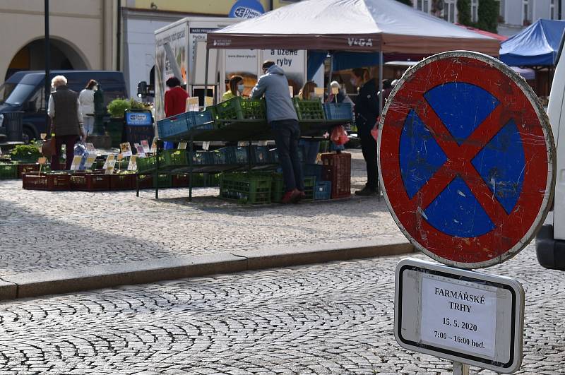 Na náměstí Svobody v Žatci v pátek 15. května po koronavirové pauze proběhly farmářské trhy.