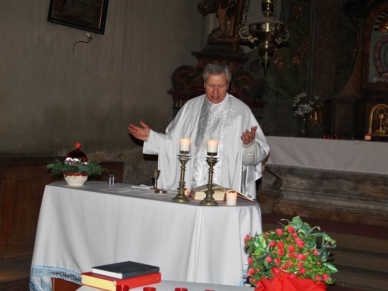 Na Boží hod se sešly desítky lidí ke mši v kostele sv. Václava ve Velké Černoci. Slavnostní bohoslužbu vedl Vilém Marek Štěpán, farář římskokatolické církve z Liběšic