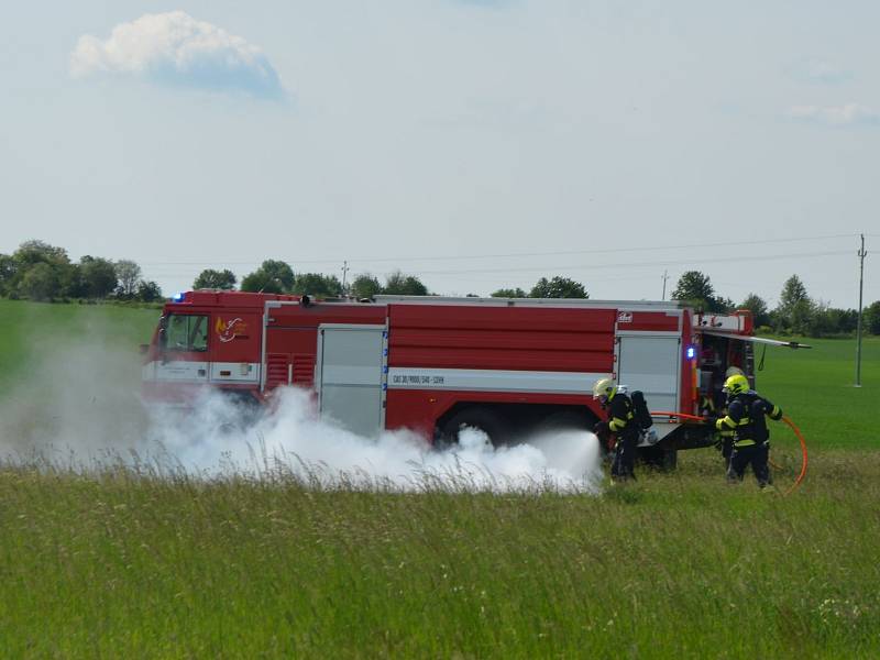 Cvičení hasičů a záchranářů na letišti Macerka u Žatce