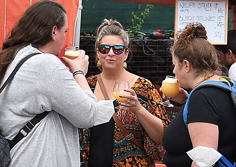 Dobré jídlo a pití přilákaly na festival v lounském pivovaru mnoho lidí.