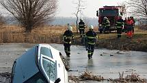 Osobní auto skončilo po smyku v rybníčku u Staňkovic