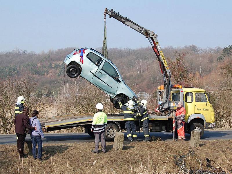 Osobní auto skončilo po smyku v rybníčku u Staňkovic