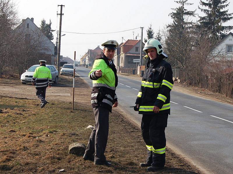 Osobní auto skončilo po smyku v rybníčku u Staňkovic