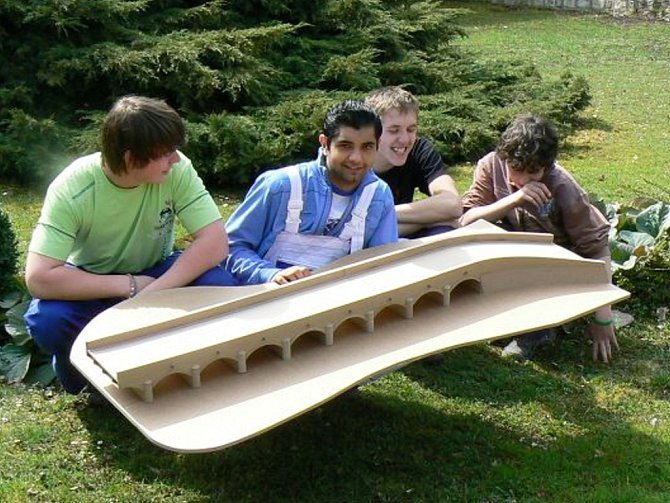 Studenti z lounské školy s modelem idundančního mostu, který vytvořili loni.