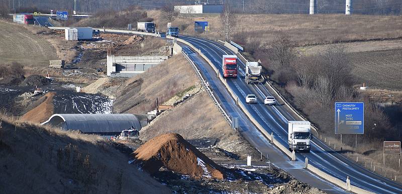 Po zimní pauze se opět rozjíždějí práce na stavbě dálnice D7 Praha - Chomutov u Loun.