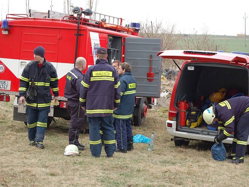 Zásah hasičů a policie na žateckém statku, kde v sobotu zahynul člověk.