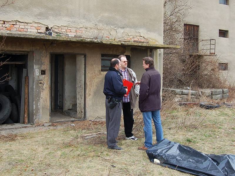 Zásah hasičů a policie na žateckém statku, kde v sobotu zahynul člověk.