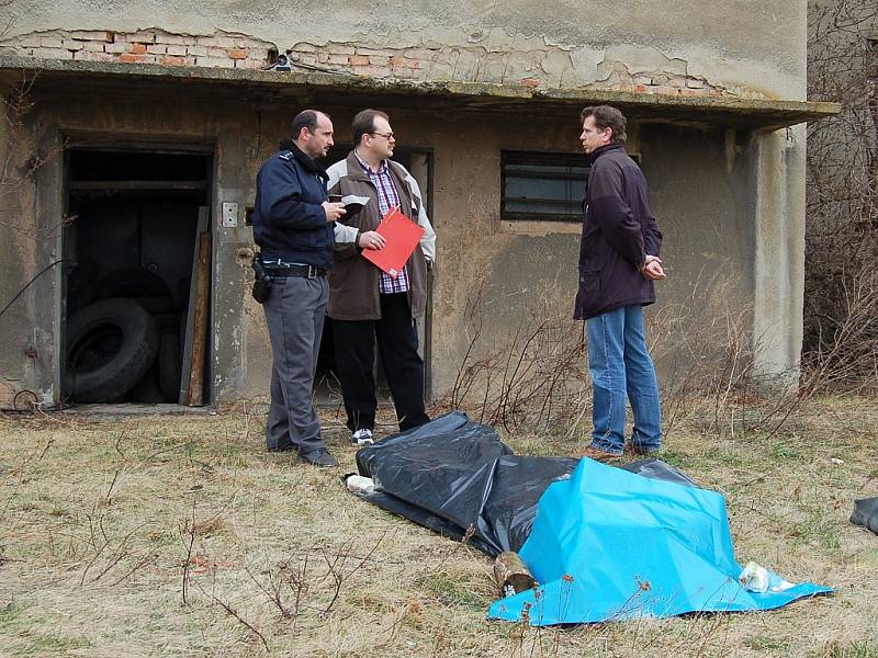 Zásah hasičů a policie na žateckém statku, kde v sobotu zahynul člověk.