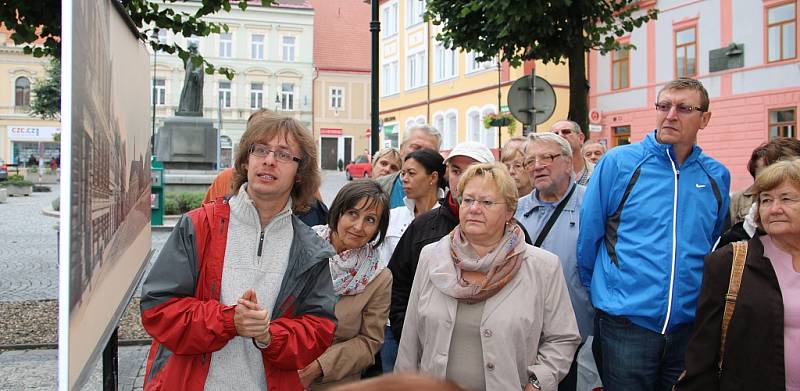 Odborník na novodobou historii Martin Vostřel (v červeném) při komentované prohlídce historických pohlednic na Mírovém náměstí v Lounech