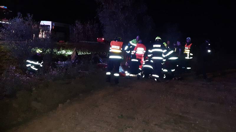 Jeden člověk zemřel a dva byli zraněni při dopravní nehodě osobního auta u Chlumčan.