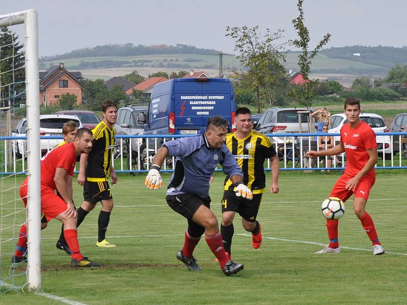 Fotbalisté Lenešic (v červeném) nezvládli první poločas a zaslouženě tak podlehli Vroutku 1:3.