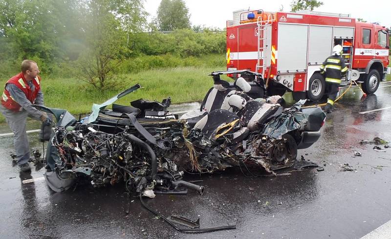 Osobní vůz loni v květnu u Loun narazil do kamionu. Řidič osobního auta zemřel.