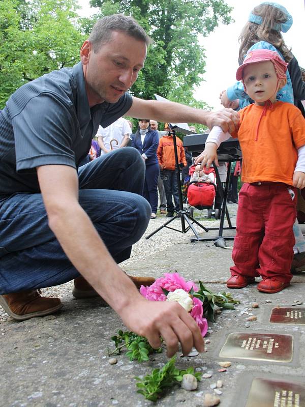 Lidé vzdávali u čerstvě zasazených kamenů čest památce zavražděných