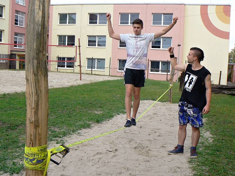 Studenti při sportování s novým prvkem - speciálním lanem pro chůzi a balancování.