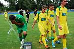 Fotbalisté Slavoje Žatec (ve žlutém) prohráli v pohárovém zápase s Karlovými Vary 2:3