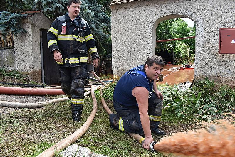 Spodní částí Klučku na Žatecku se v noci na středu 30. června přehnala velká voda. Hasiči ji odčerpávali celý den, místní uklízeli a sčítali škody.