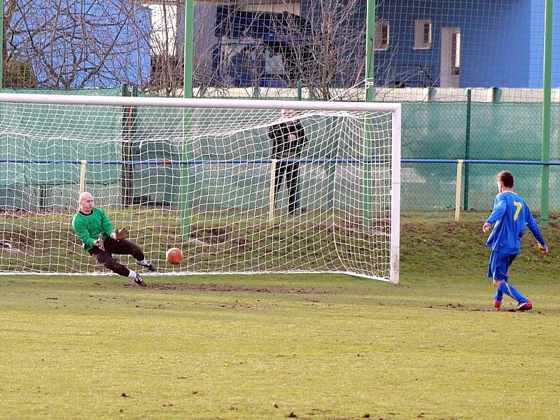 FK Litoměřicko B (v modrém) - FK Slavoj Žatec (žlutí) 4:5 po penaltovém rozstřelu.