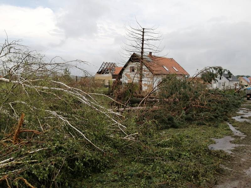 Následky čtvrteční bouře ve Stebně na Podbořansku