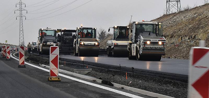 Práce na novém úseku dálnice D7 Praha – Chomutov u Panenského Týnce na Lounsku.