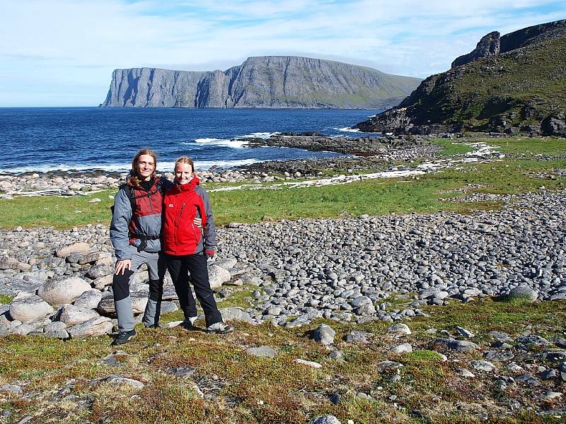 Štěpán a Petra na Knivskjellodden, za nimi Nordkapp