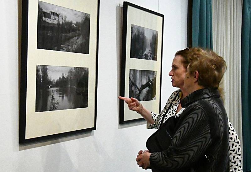 Ve Vrchlického divadle v Lounech byla čtvrteční vernisáží zahájena výstava postoloprtského fotografa Václava Macha.