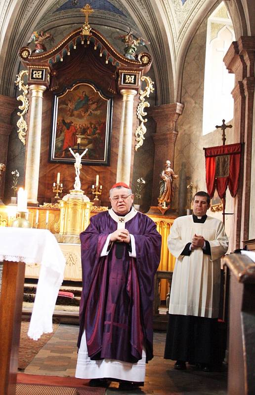 Kardinál Dominik Duka, nejvyšší představitel římskokatolické církve v ČR, navštívil Opočno na Lounsku, kde sloužil nedělní mši