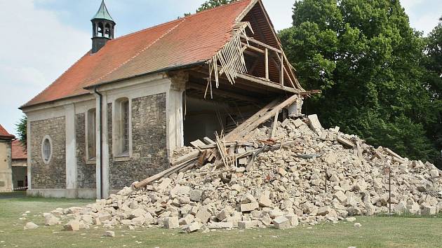 Kostel v Lenešicích krátce po zřícení části věže v červenci 2008. Nyní už je v podstatně lepším stavu, přesto lidé mohou dál hlasovat a pomoci k jeho obnově. 