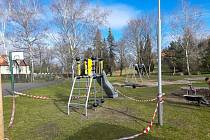 V Lounech probíhá renovace dětského hřiště v Riegrových sadech.