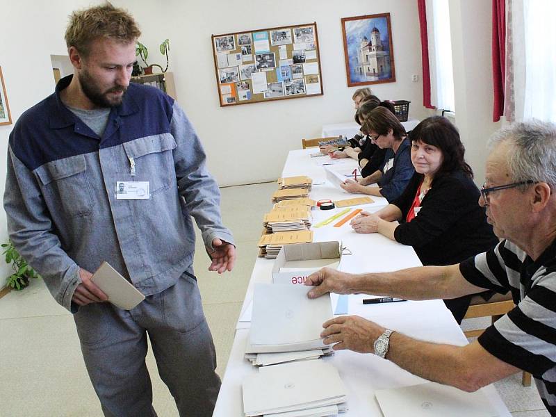 Odsouzený Jakub Šafranko hlasuje ve věznici v Novém Sedle. 