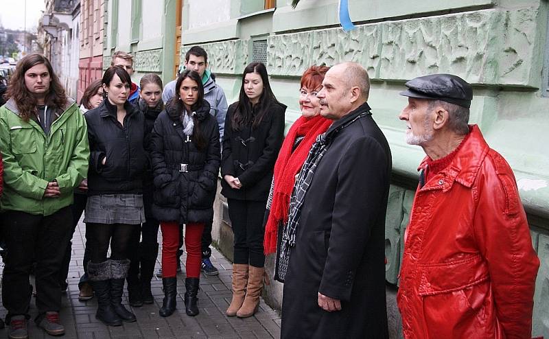 Starosta Loun Radovan Šabata hovoří ke studentům gymnázia