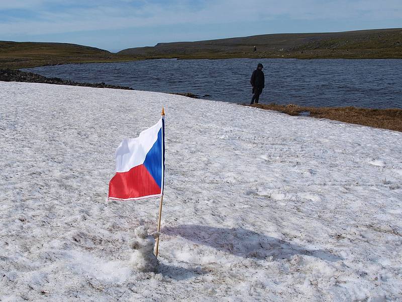 Kousek sněhu mezi Nordkappem a Knivskjelloddenem si přímo říkal o stavbu miniaturního sněhuláka