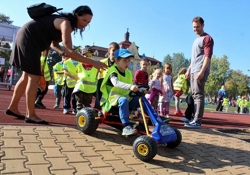 Stovky dětí ze žateckých škol se sešly na stadionu Mládí na sportovním dopoledni