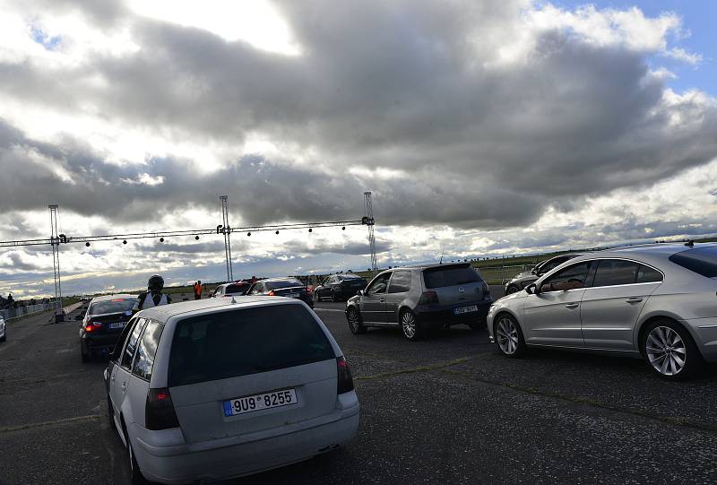 Na letišti v Panenském Týnci se sešli příznivci rychlých automobilů.