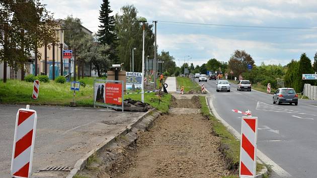 Rozsáhlá rekonstrukce chodníků v Postoloprtské ulici v Lounech stále pokračuje.