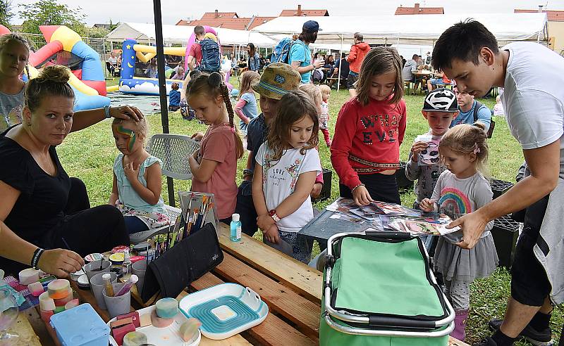 Dobré jídlo a pití přilákaly na festival v lounském pivovaru mnoho lidí.