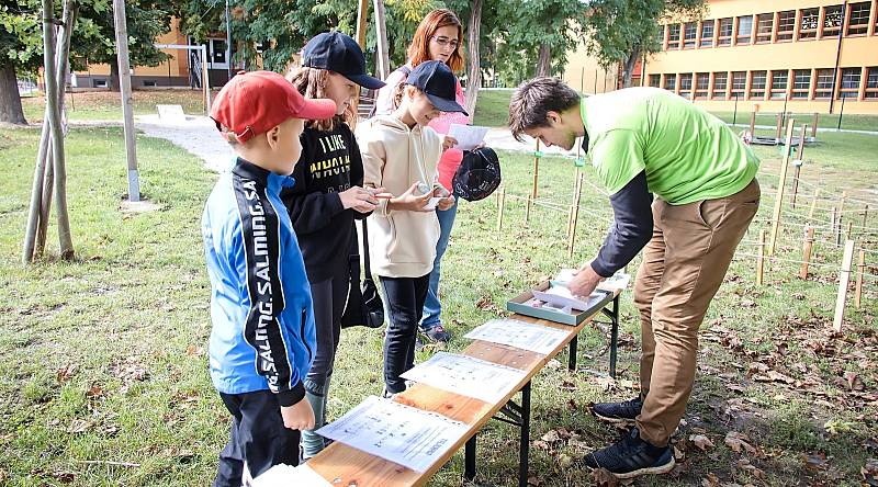 Sobotní akce Pěšky s dětmi zavedla děti přes několik stanovišť s úkoly z Podbořan k tvrzi v Hlubanech, kde svedly souboj se šermíři.