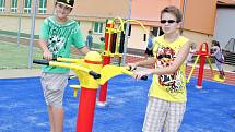 Děti si hrají na nově otevřeném moderním sportovišti v Postoloprtech.