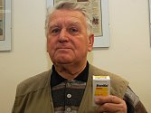 Jiří Kalabus ukazuje poškozenou krabičku od léků, které si koupil.