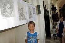 9letý malíř Vojta Šelemba vystavuje kresby v podbořanském kostele.