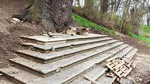 Krásnodvorský zámecký park. Opravovaná kamenná lavička a schody. Boční strana byla odhalena až při rekonstrukci.
