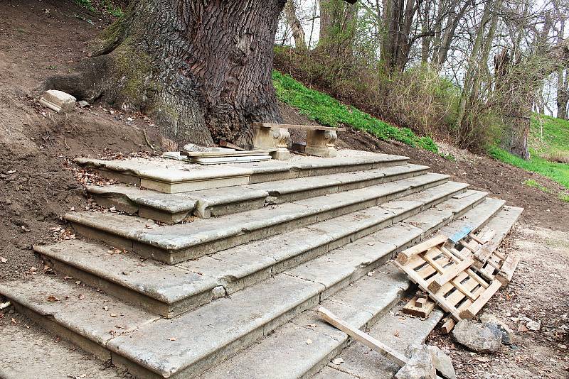 Krásnodvorský zámecký park. Opravovaná kamenná lavička a schody. Boční strana byla odhalena až při rekonstrukci.