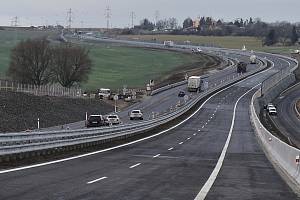 Po zprovoznění úseku nové dálnice D7 u Panenského Týnce na Lounsku chce ŘSD v roce 2022 zahájit na severu Čech osm významných dopravních staveb.