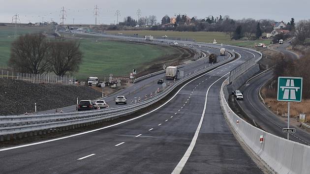 Zprovoznění úseku nové dálnice D7 u Panenského Týnce na Lounsku. Ilustrační foto.
