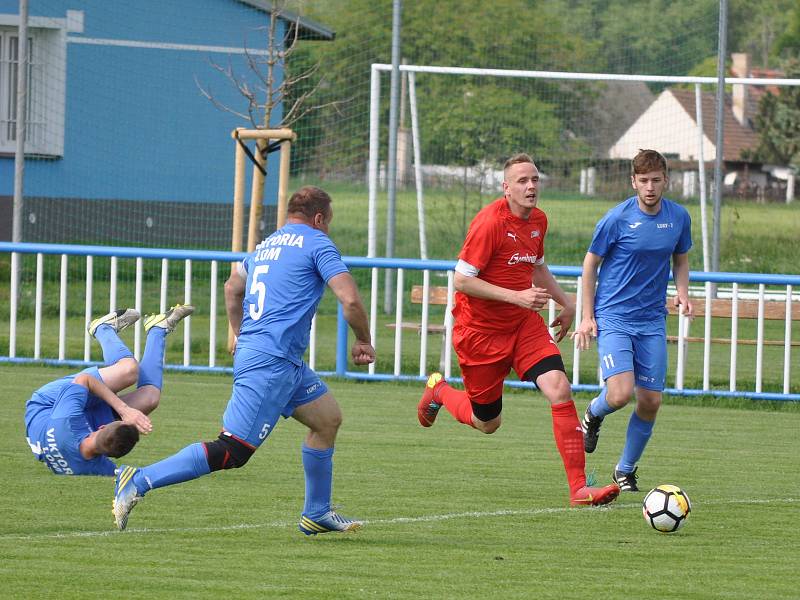 S dešťovou přeháňkou přišla i ta branková a Lenešice (v červené) rozdrtily svého soupeře deseti brankami.