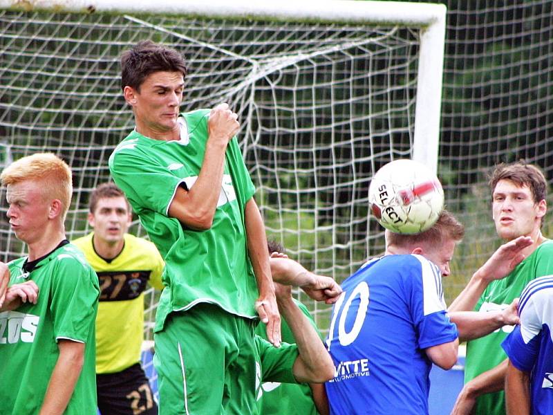 Sobotní přípravné utkání se Slavoji Žatec velmi nevydařilo. S fotbalisty Nejdku (v modrém), kteří hrají krajský přebor, prohráli domácí ostudně 0:5.