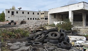 V bývalém lounském masokombinátu probíhá demolice dlouhodobě nevyužívaných a zdevastovaných budov.