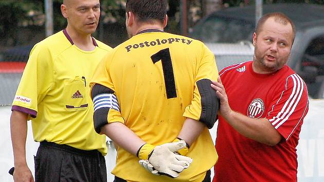 David  Fleischman uklidňuje svého spoluhráče a kapitána Postoloprt Petra Junka, který se vyčítavě vrhl na rozhodčího Pavla Janečka po druhé brance. 